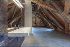 Im offenen Badezimmer