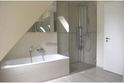 ..mit Dusche und Badewanne