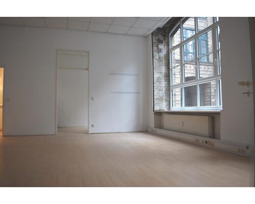 BÜRO - ATELIER in Fabriketage sucht 
Kreative in SO 36 (Schlesische) nahe Oberbaumbrücke! Renoviert!