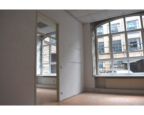 Schlesische Str. 31
BÜRO - ATELIER in Fabriketage sucht 
Kreative in SO 36 nahe Oberbaumbrücke
